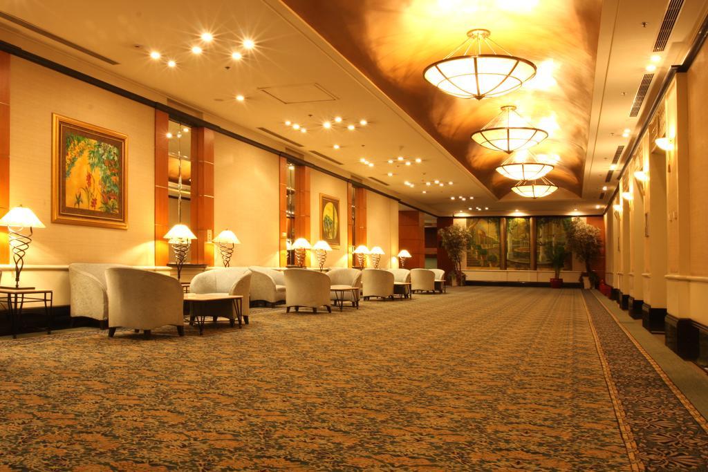 Ruishi Hotel Далянь Екстер'єр фото